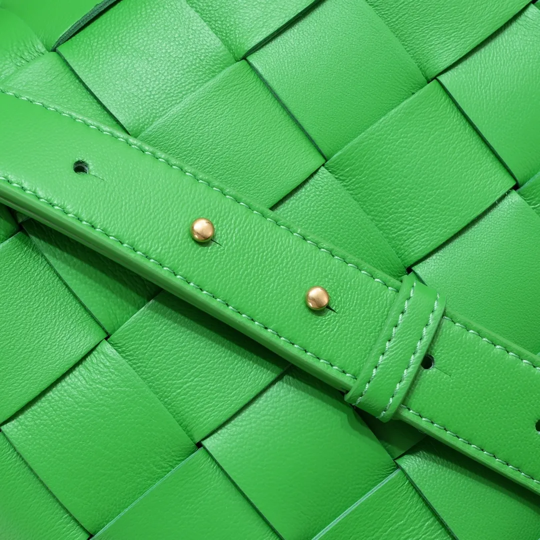 Batch 2600 BottegaVeneta What can be packed in the new bowling bag? Have you got the new bowling bag? Super large capacity ~ The key is low-key, simple and casual style ~ the fashion sense is not reduced at all. It combines BV's classic woven elements and can also be used for computers. The length of the shoulder straps can be adjusted. It is suitable for tall girls to carry. Boys also have a sunny back☀️ Style number: 7466# Size: 28*21*16